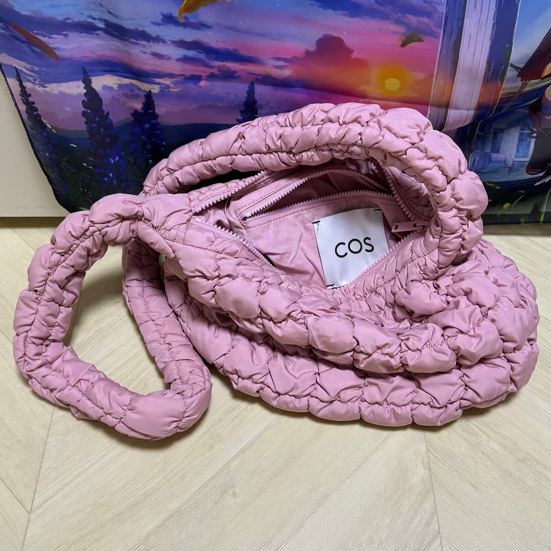 코스 퀼티드 메신저백 핑크 상품이미지1