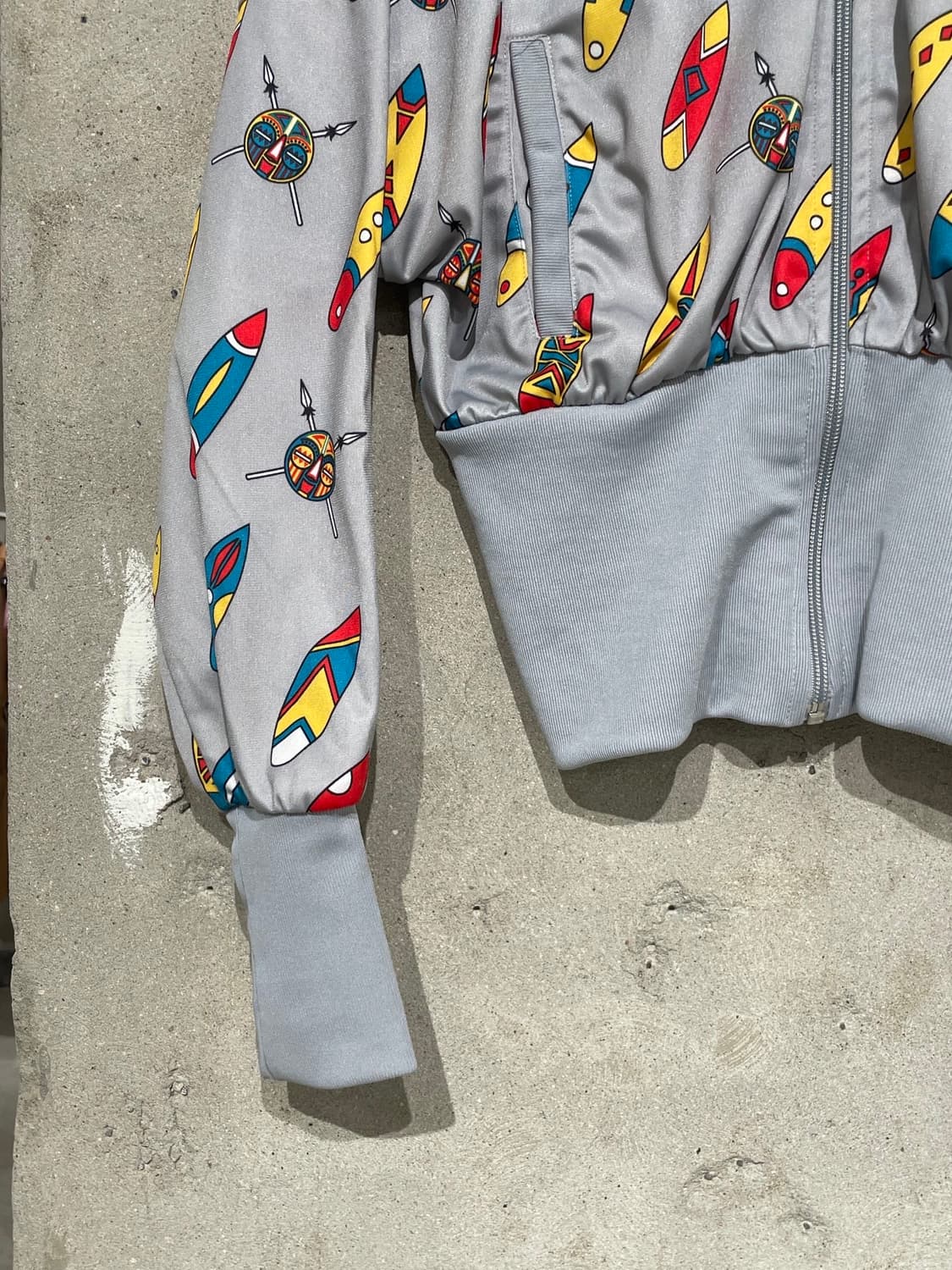 아디다스 x 제러미 스콧 그레이 아프리칸 서핑보드 크롭 져지 상품이미지4