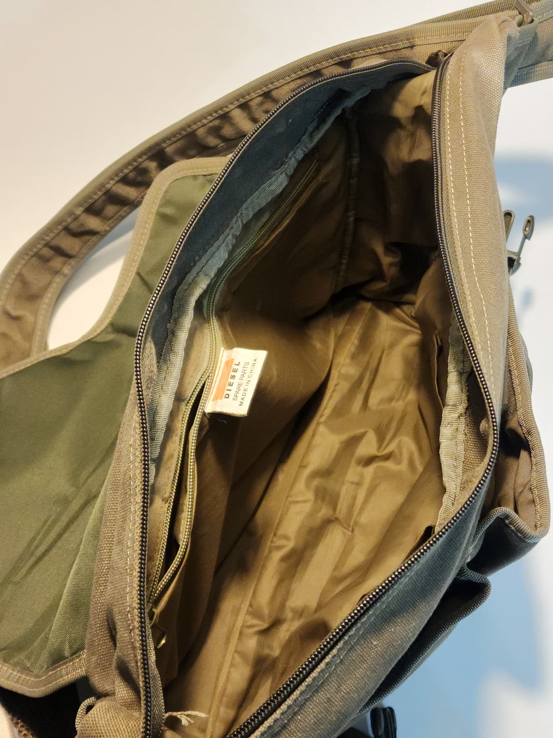 DIESEL 디젤 밀리터리 풍 크로스백 메신저백 상품이미지5