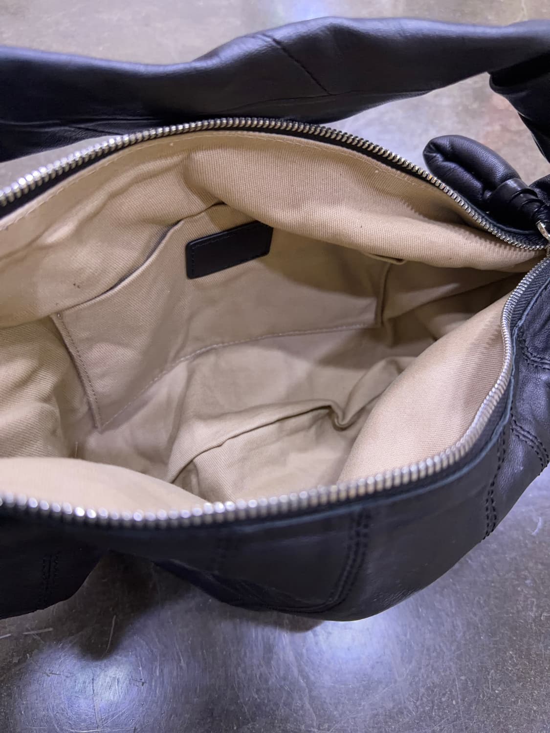 크로와상 절개 매듭 캐쥬얼 양가죽 숄더백 토트백 M 상품이미지4