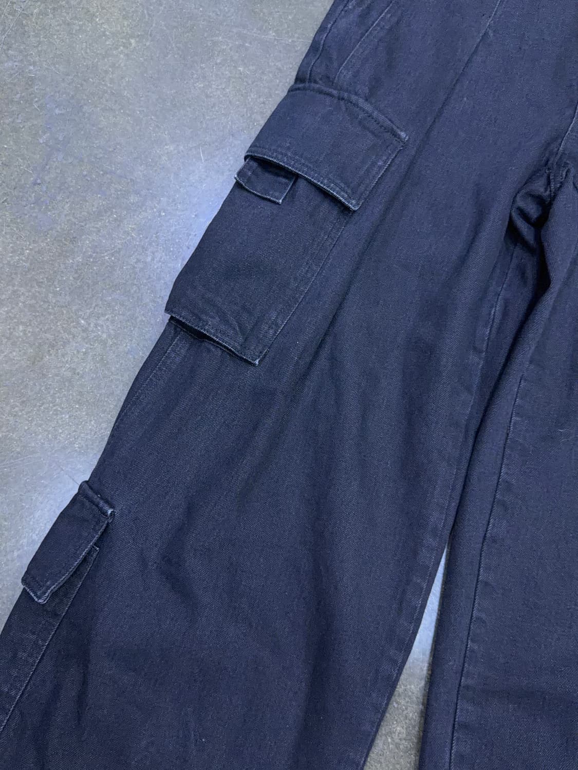 우스퀘어 핀턱 멀티카고 와이드핏 데님팬츠 블랙 30 상품이미지5