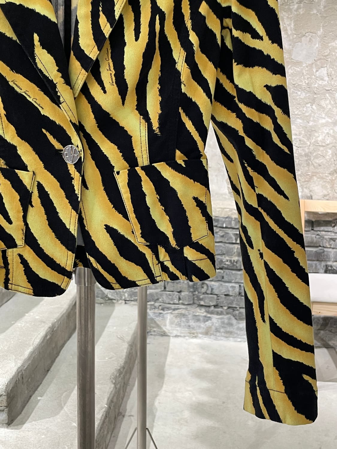 베르사체 진스 꾸뛰르 옐로우 타이거 크롭 슬림 자켓 상품이미지5