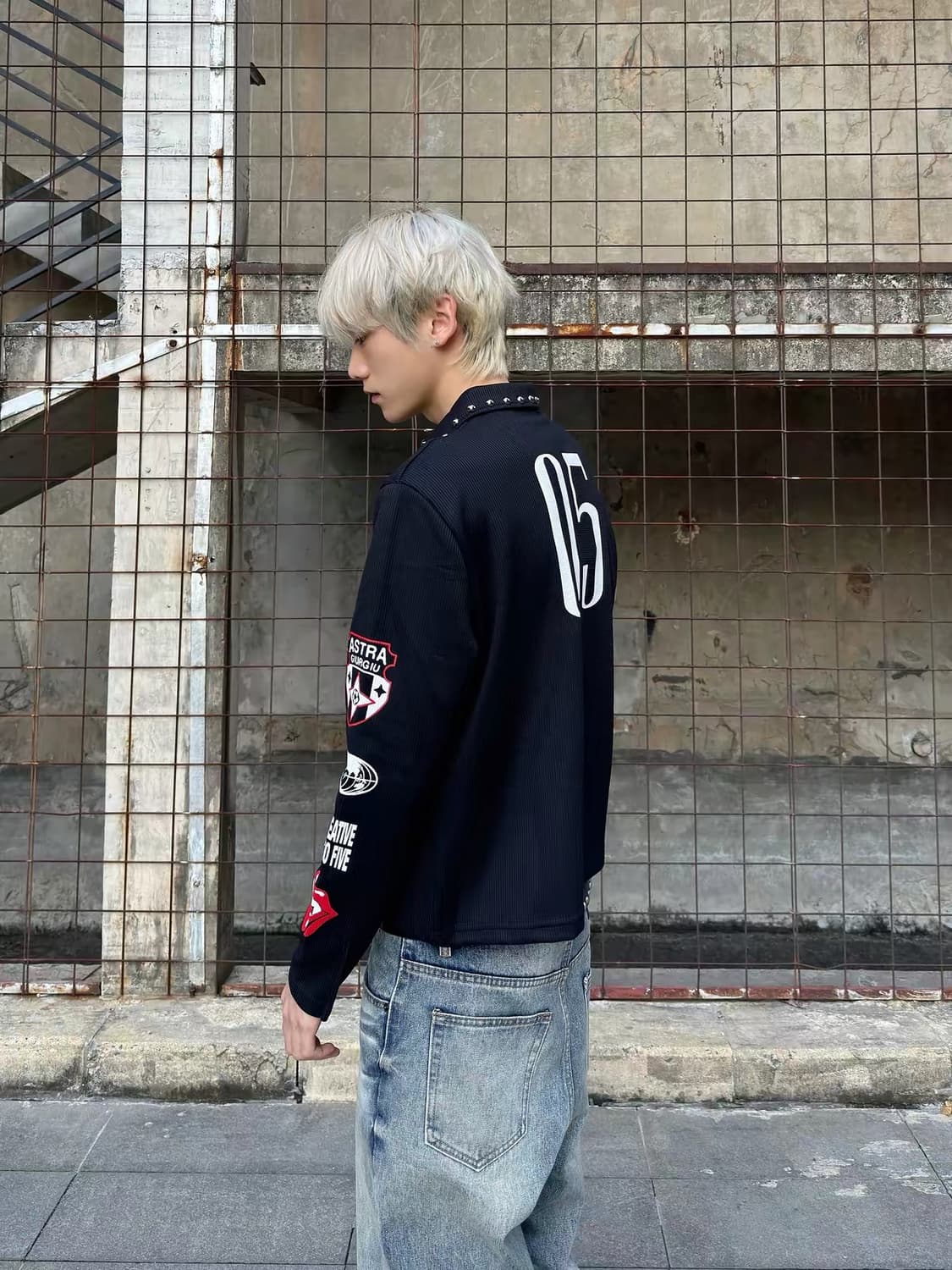 스터드 카라 패치 그래픽 슬림핏 카라 긴팔티 상품이미지4