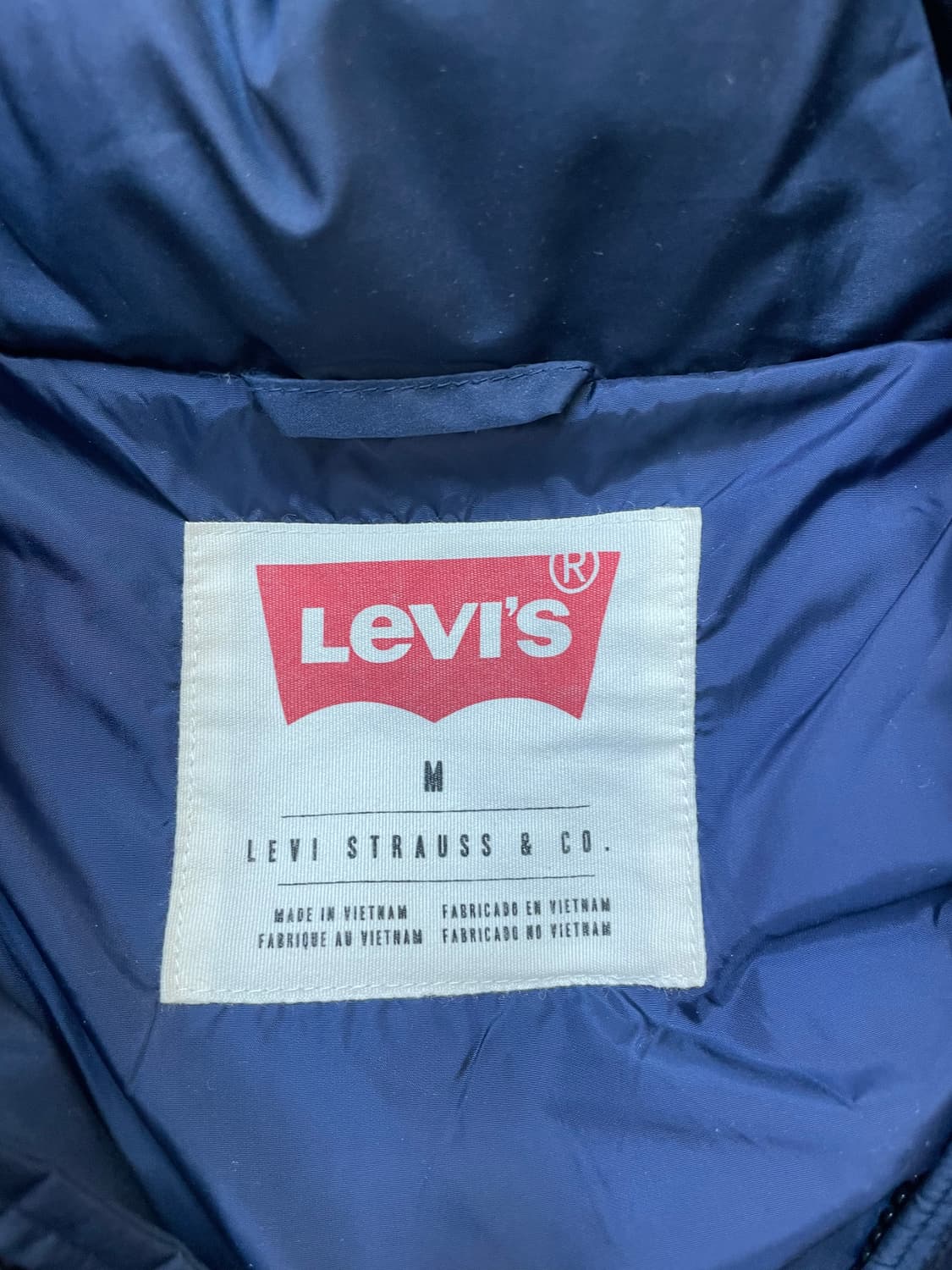리바이스 네이비 패딩 M사이즈입니다. 충전재는 오리털 70%, 깃털 30 상품이미지3