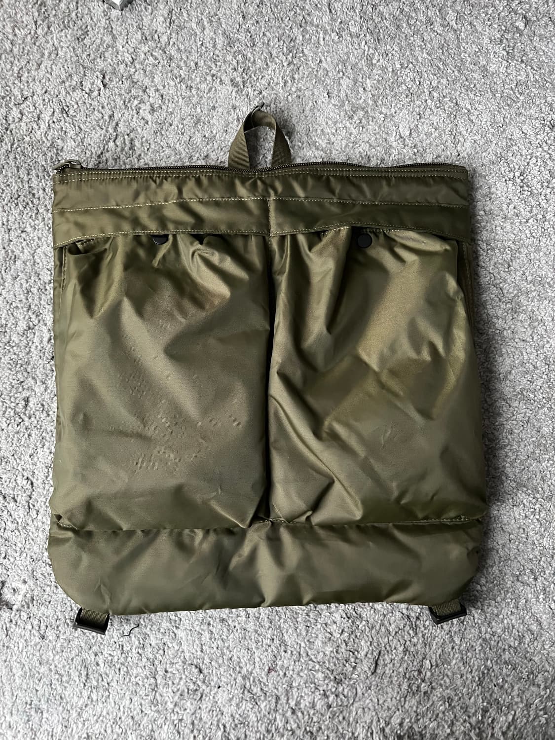 유니클로 JW앤더슨 리버시블 올리브 그린 헬멧백 상품이미지1