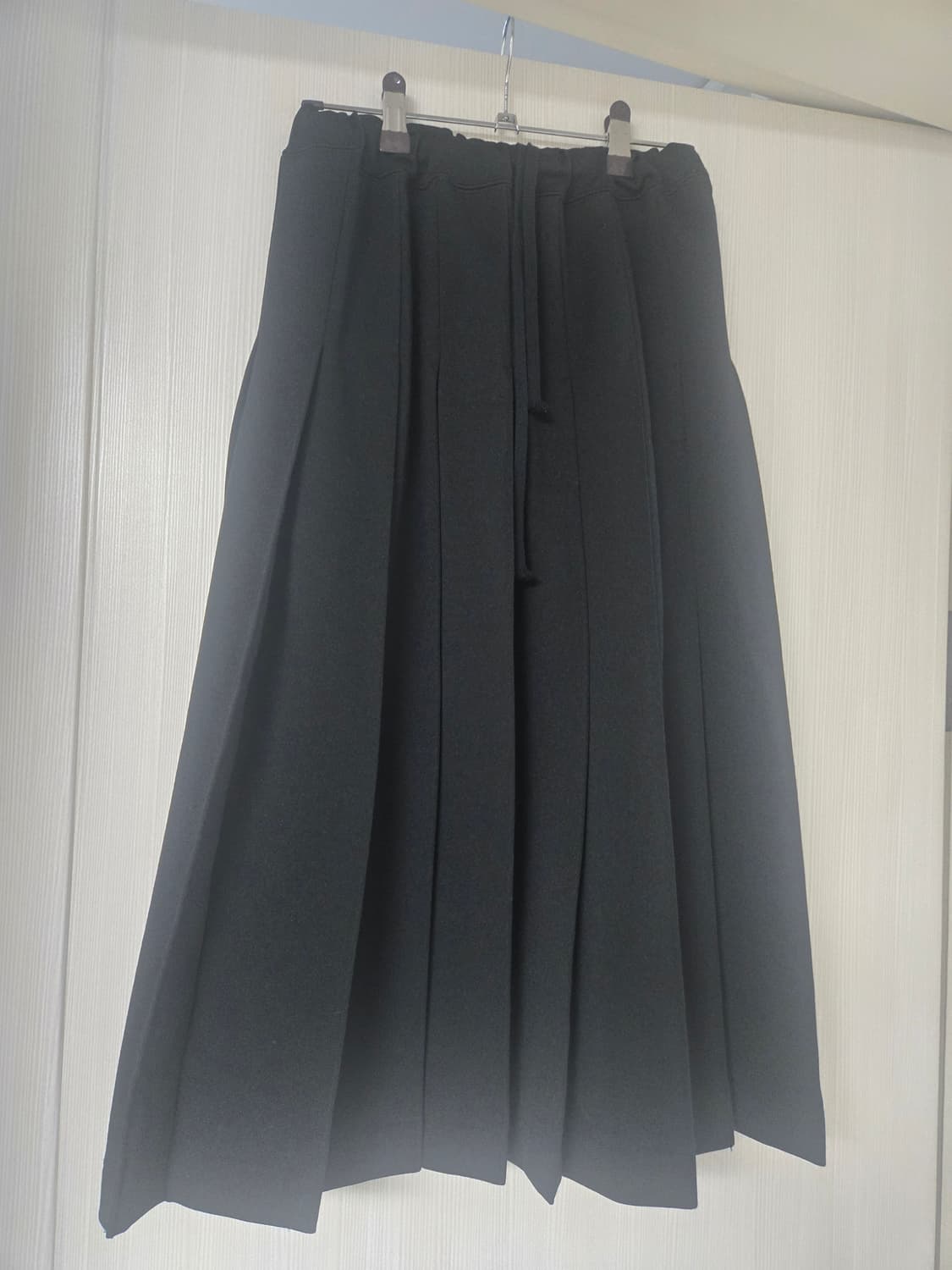 꼼데가르송 폴리 져지소재 플리츠스커트 스몰 2025ss 상품이미지1