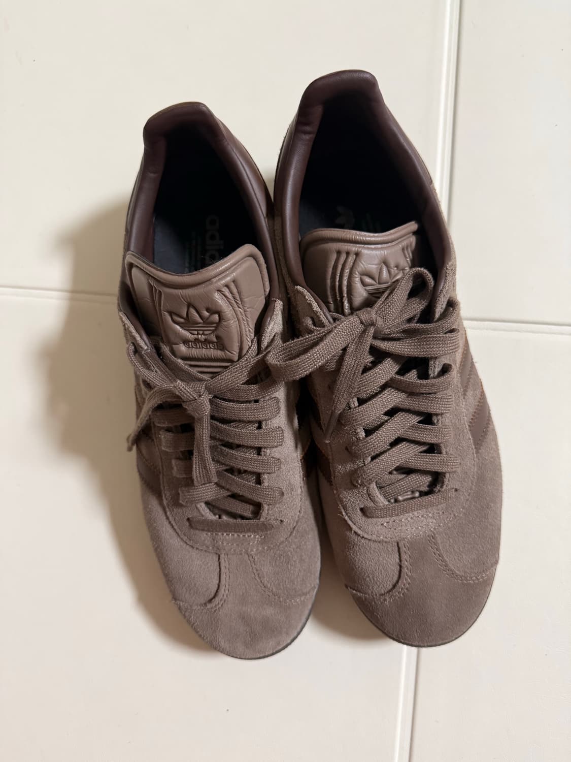 아디다스 가젤 어스 스트라타 브라운 검 상품이미지1