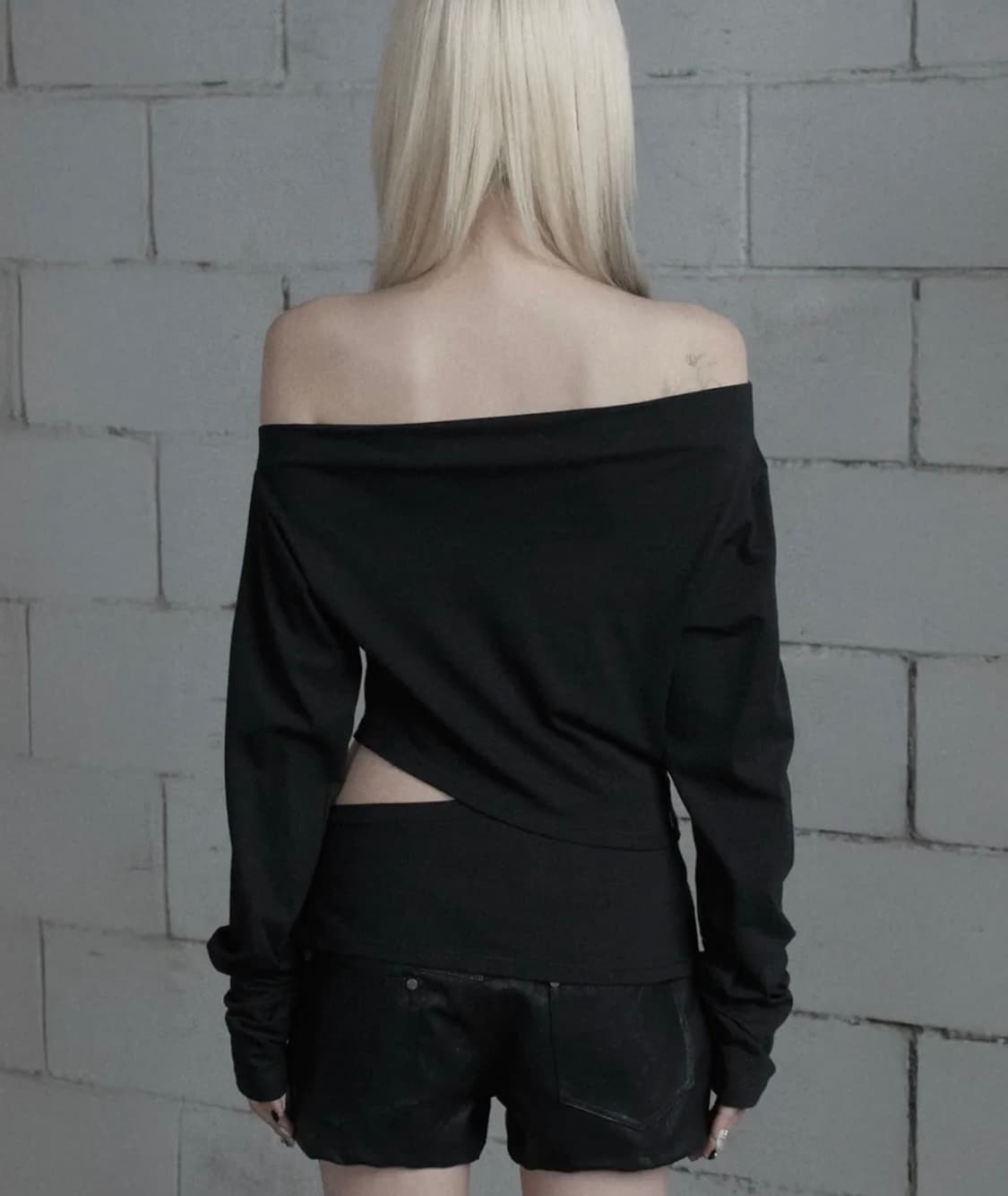 에트오소메 컷아웃 오픈 롱슬리브 블랙 상품이미지3