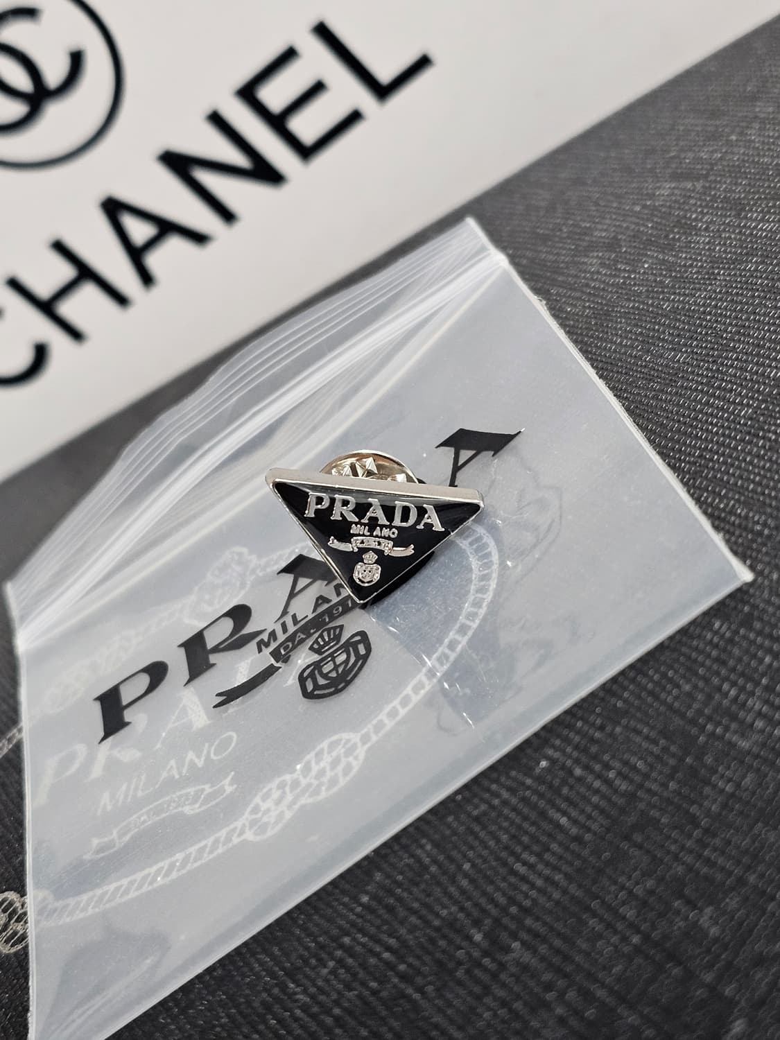 빈티지 프라다 유광 블랙 브로치 침형 상품이미지1