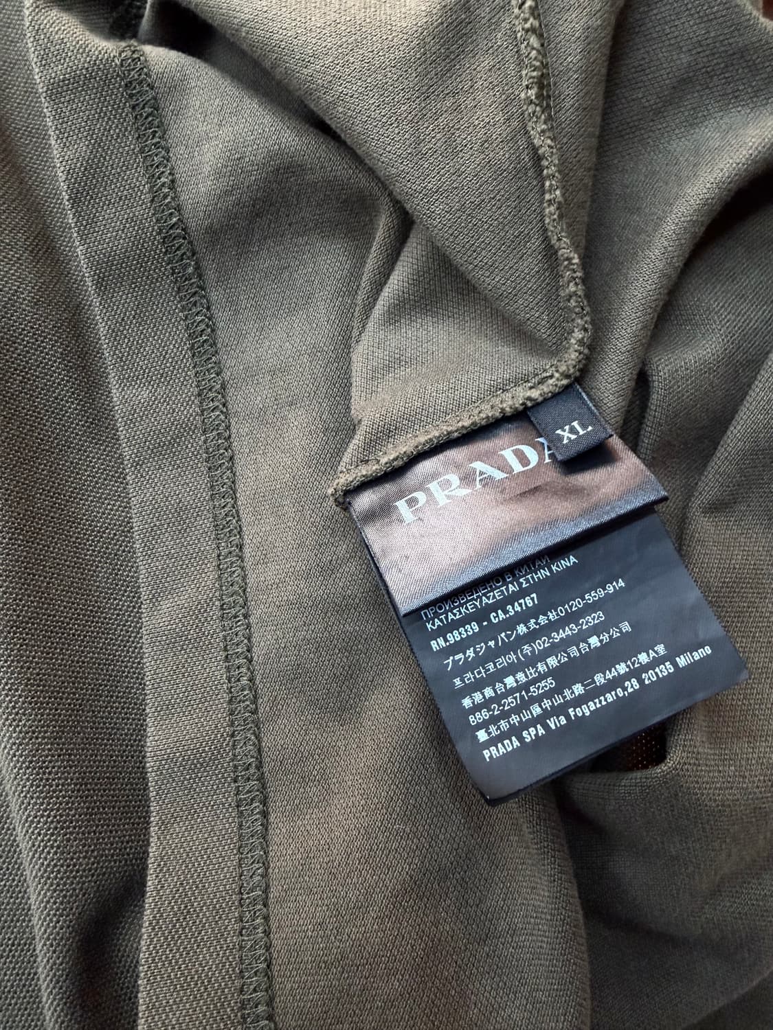 100/ 프라다 레드탭 로고 PK 반팔 상품이미지8