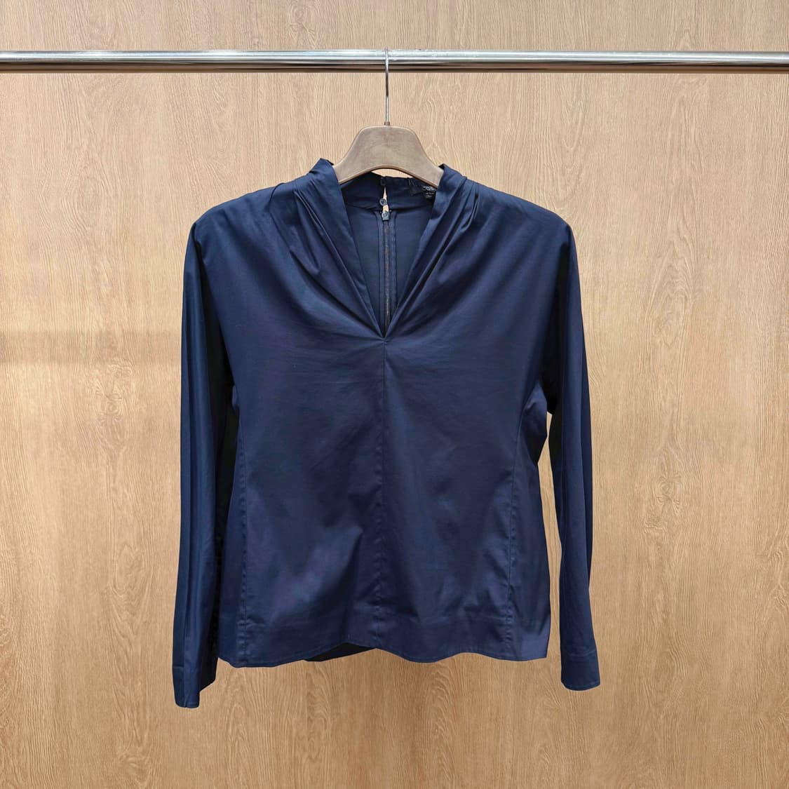 코스 미니멀 드레이프 넥 긴팔 블라우스 백지퍼 디테일 네이비 상품이미지2