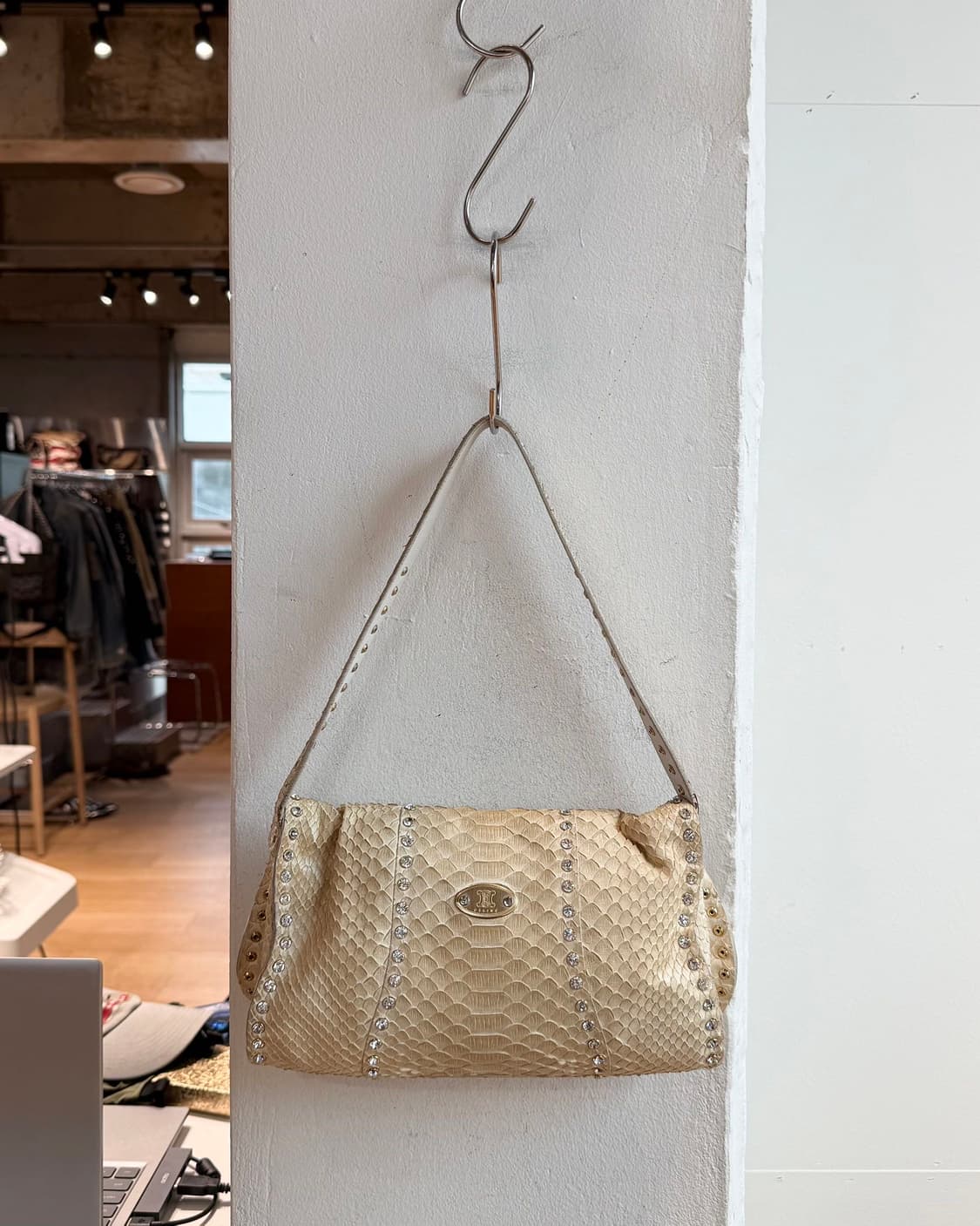 셀린느 베이지 클래식 빈티지 리자드 패턴 스터드 숄더백 상품이미지5