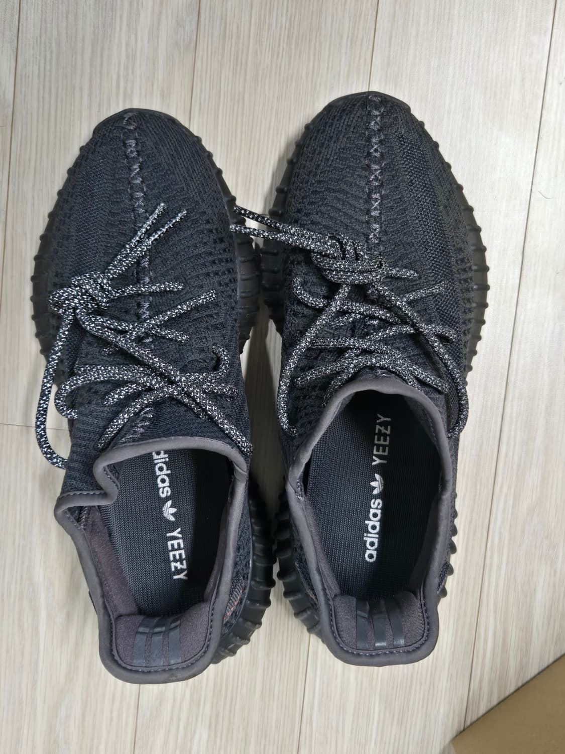 이지부스트350 트리플블랙 260 팝니다. 상품이미지1