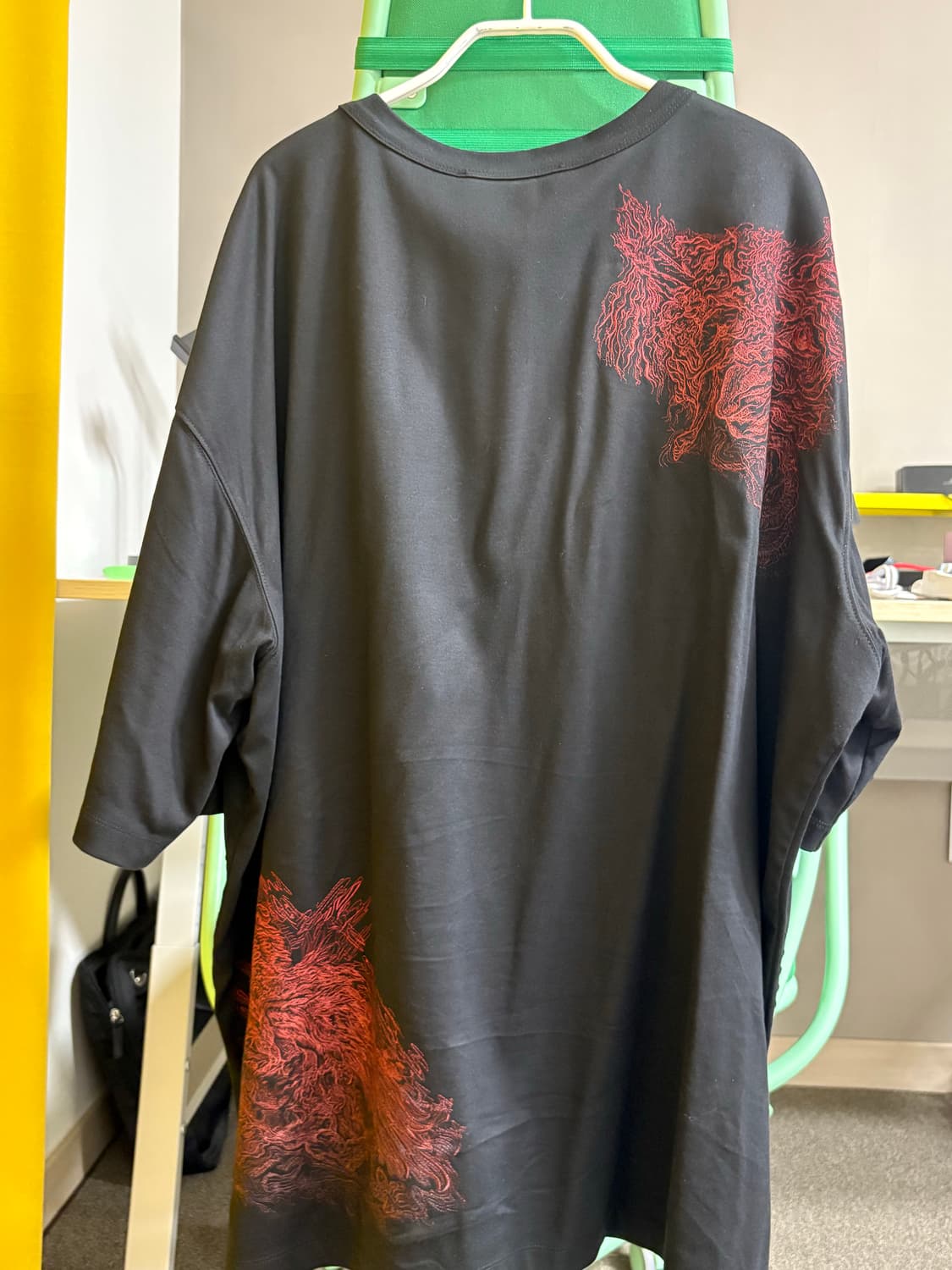 송지오 24FW 컬렉션 사선 자수 반팔 50 상품이미지1