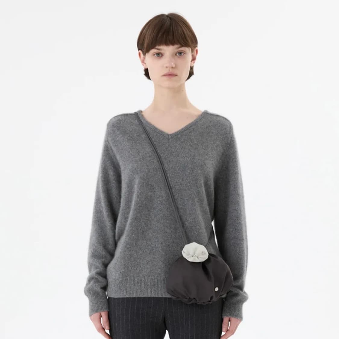 아모멘토 라쿤 브이넥 니트 상품이미지1