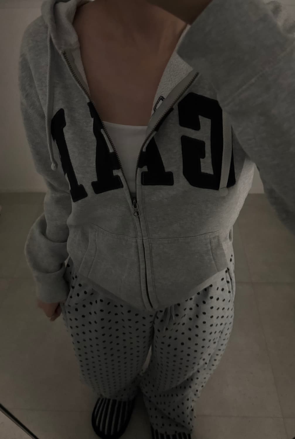 코디) 회색 갭 후집 + 회색 땡땡이 츄바 상품이미지1