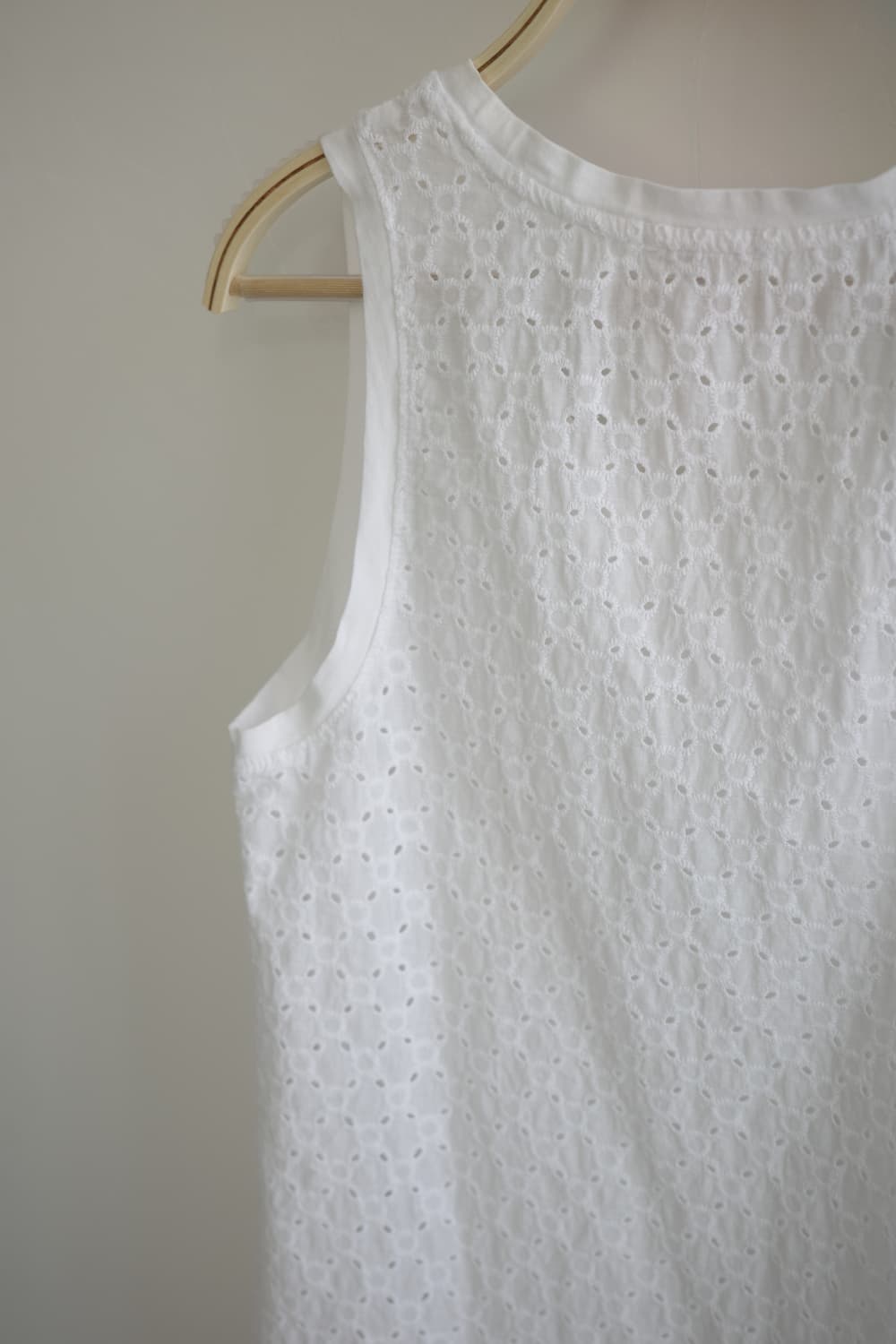 gap 
• 화이트 자수 나시 상품이미지5