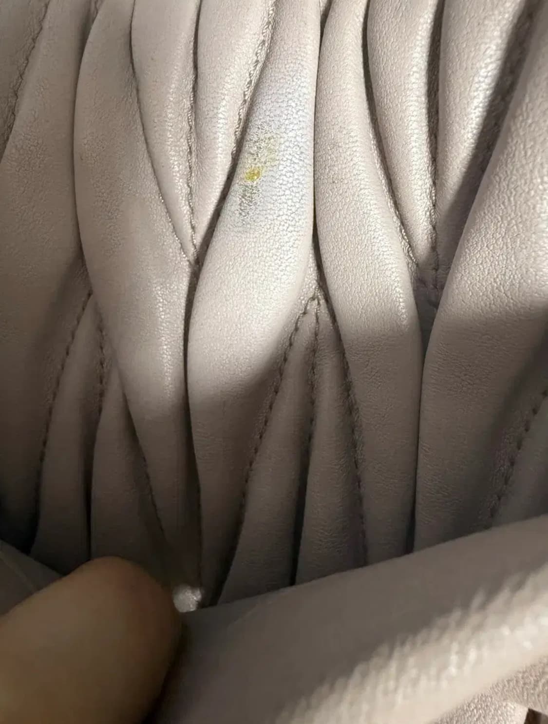 정품 미우미우 클러치백 핑크우유(큰사이즈) 상품이미지3