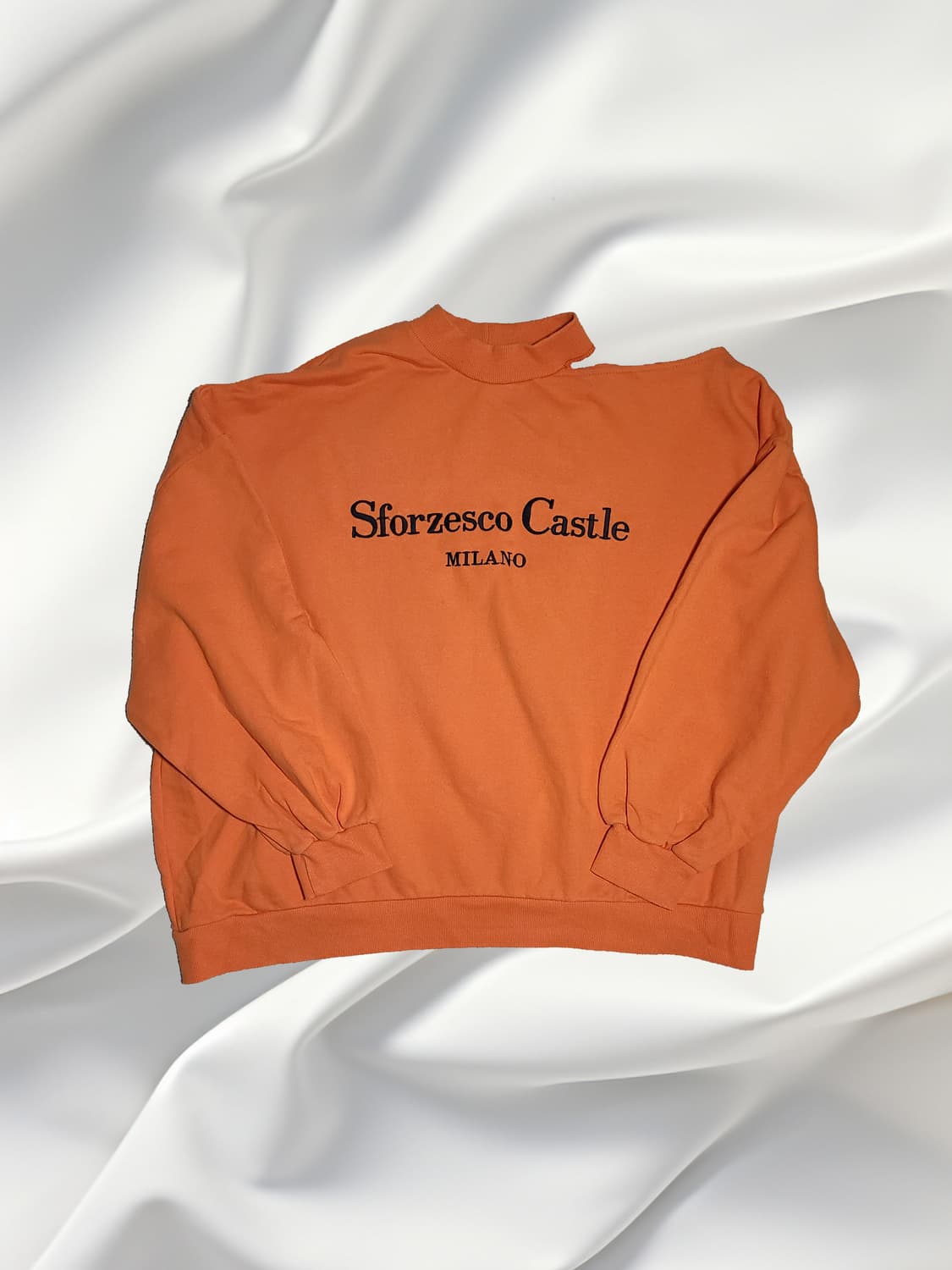 [희귀템] 쨍한 오렌지 레터링 어깨 트임 맨투맨 (유니크/포인트룩) 상품이미지1