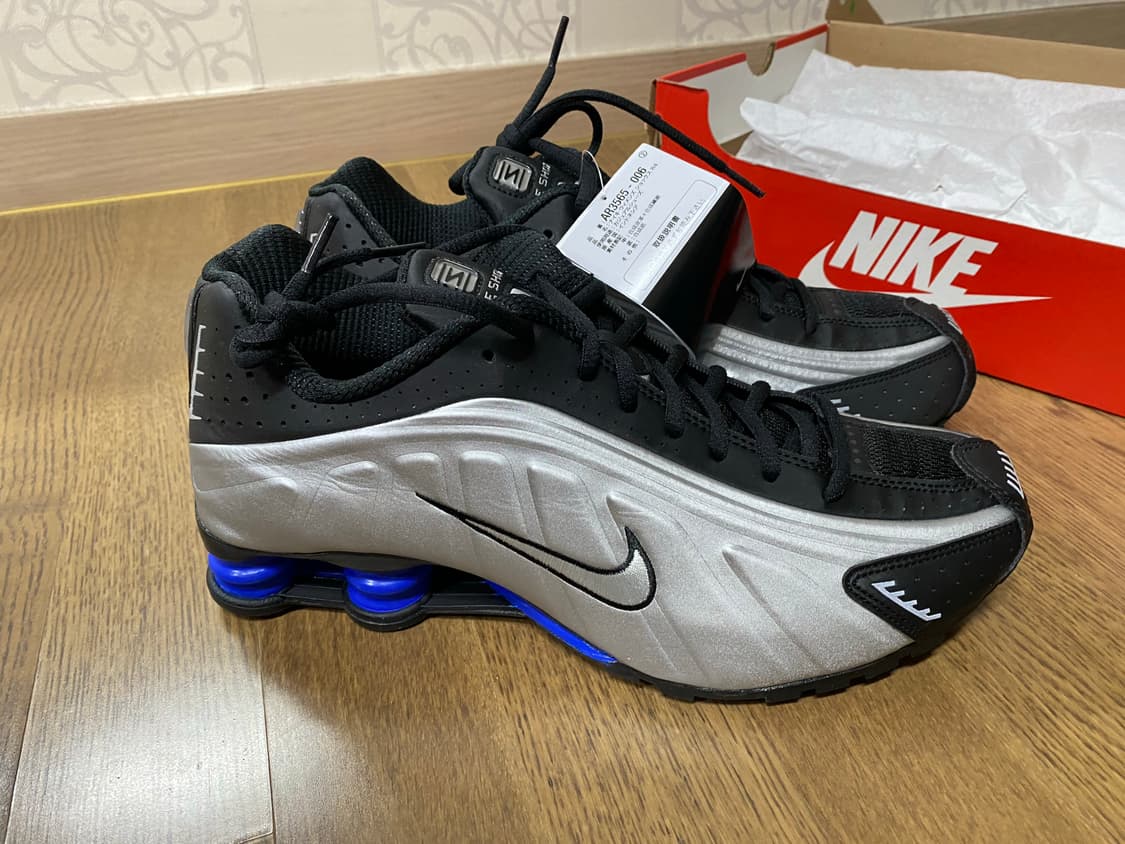 나이키 샥스 R4 메탈릭 실버 앤 블랙 285 (w) 새상품 상품이미지1