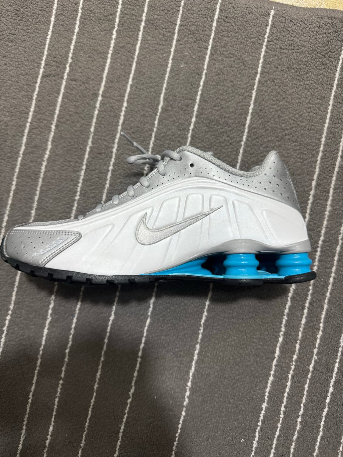나이키 샥스 R4 메탈릭 실버 화이트 상품이미지3