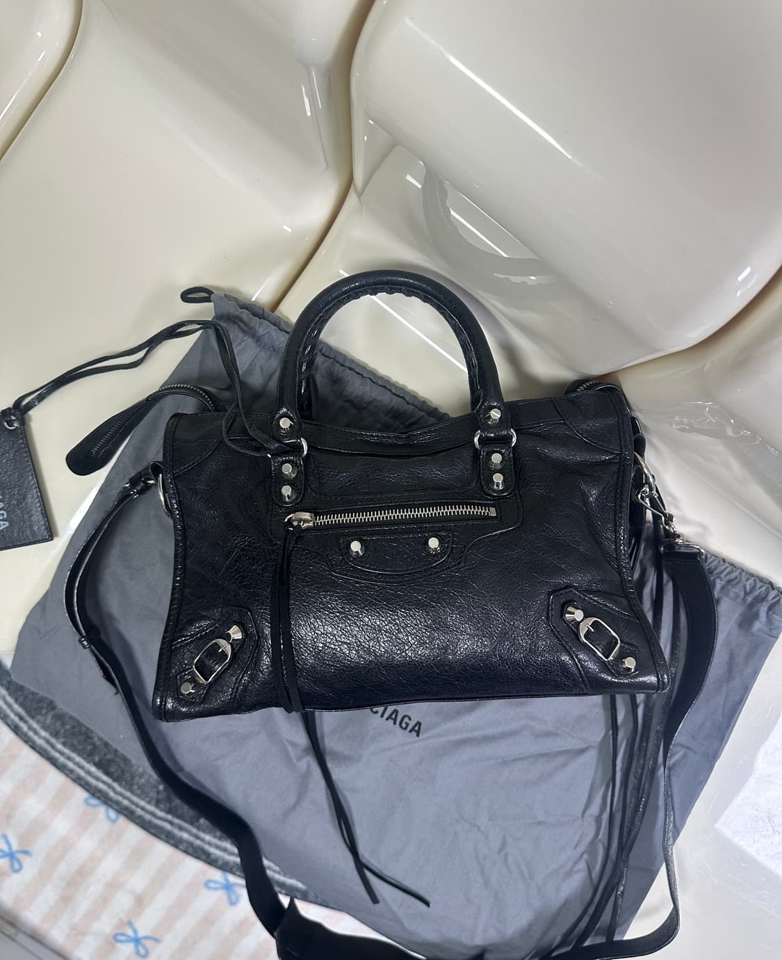 [A+ 정품] 발렌시아가 시티 모터백 블랙 스몰 로고스트랩 상품이미지3