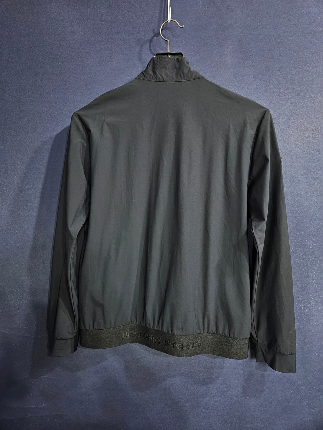 디스커버리 블랙차콜 남성 슬림핏 105 바람막이 집업자켓  상품이미지2