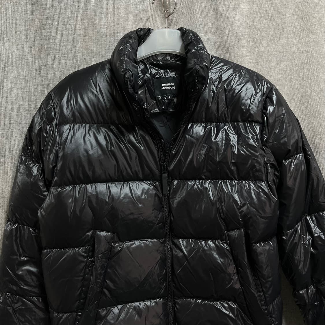 [S/루즈핏] 무신사 스탠다드 라이트웨이트 유광 다운패딩 점퍼 상품이미지3