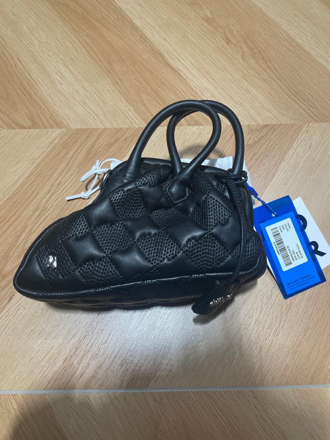 아더에러 크로스백 가방 상품이미지1