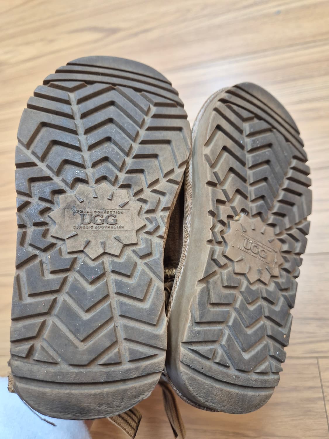 UGG 키즈 어그 부츠 판매합니다. 
브라운 색상에 털 안감으로 되어있어 상품이미지6