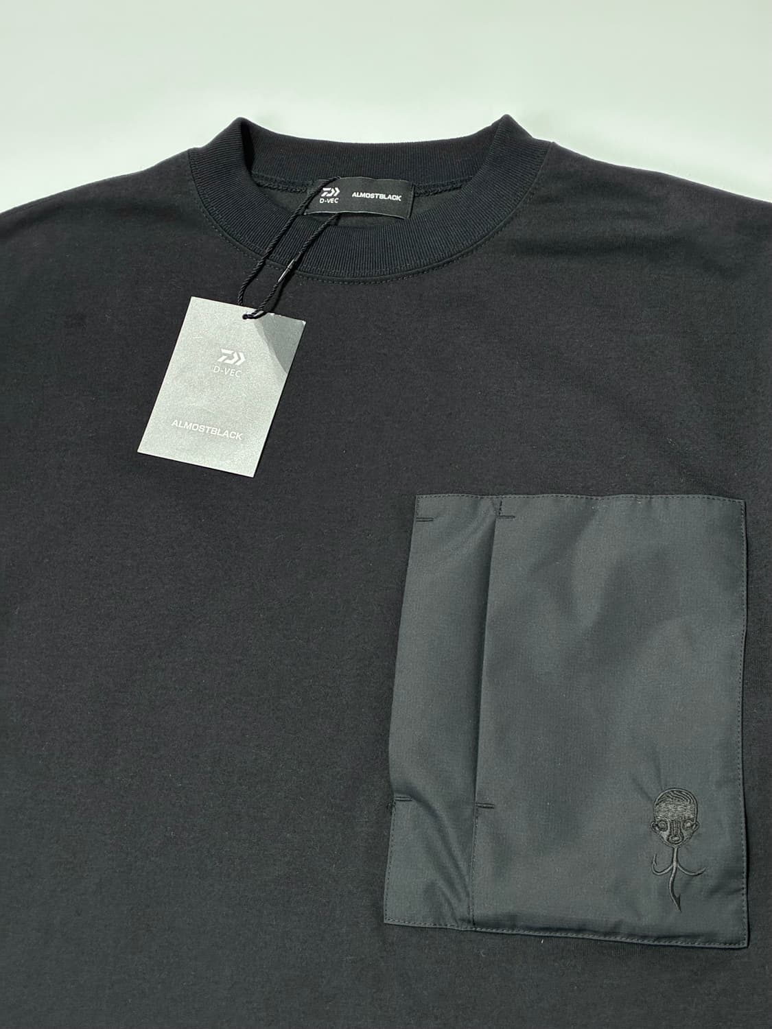 올모스트블랙 X 디벡 D-VEC(다이와) 포켓티셔츠 블랙 1사이즈 상품이미지4