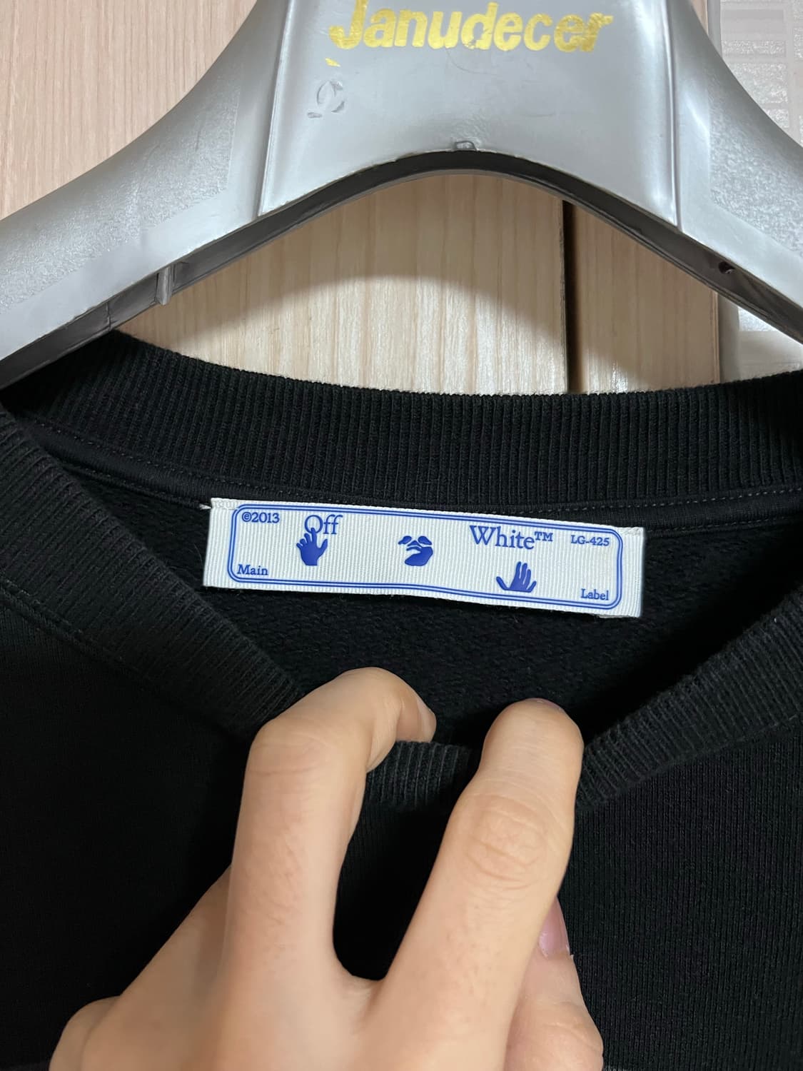 [XL] 오프화이트 카라바조 블랙 맨투맨 상품이미지4