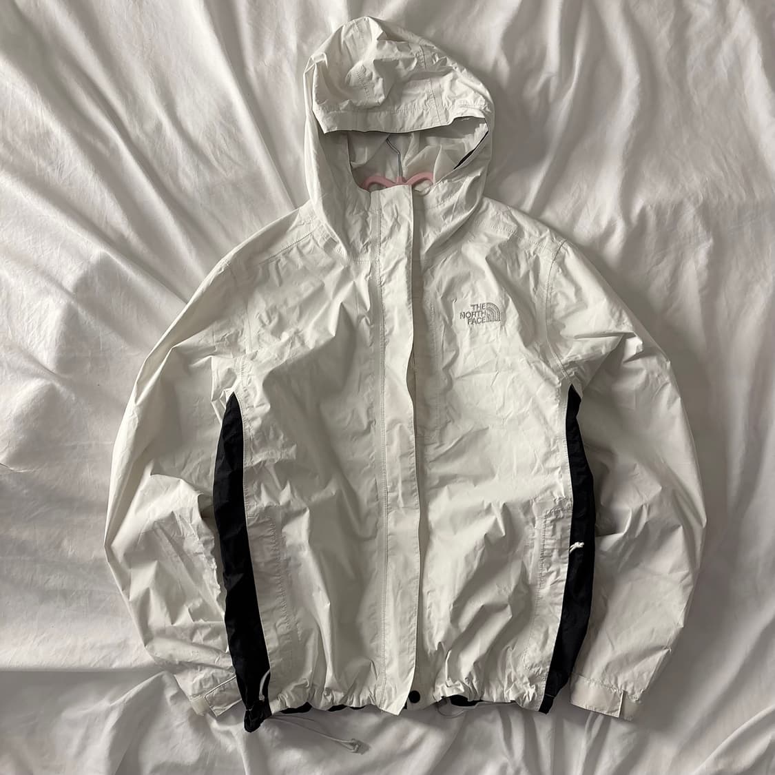 노스페이스 화이트 블랙 배색 바람막이 상품이미지2