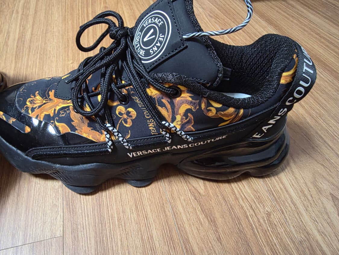 블랙/골드 색상의 베르사체 25FW 스니커즈 상품이미지2