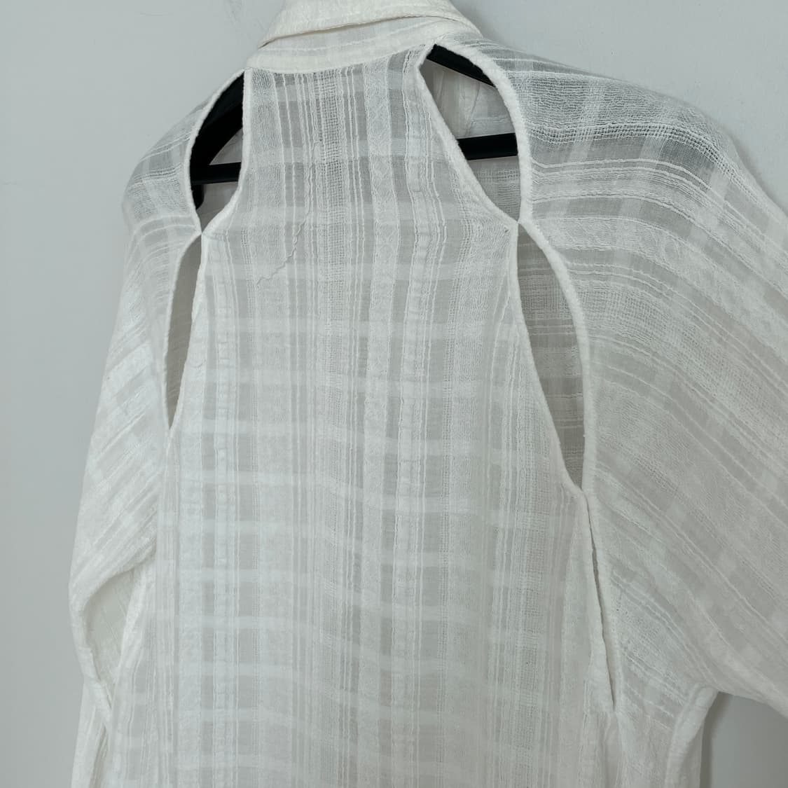 산드로 화이트 백 컷아웃 체크 롱 셔츠 상품이미지5