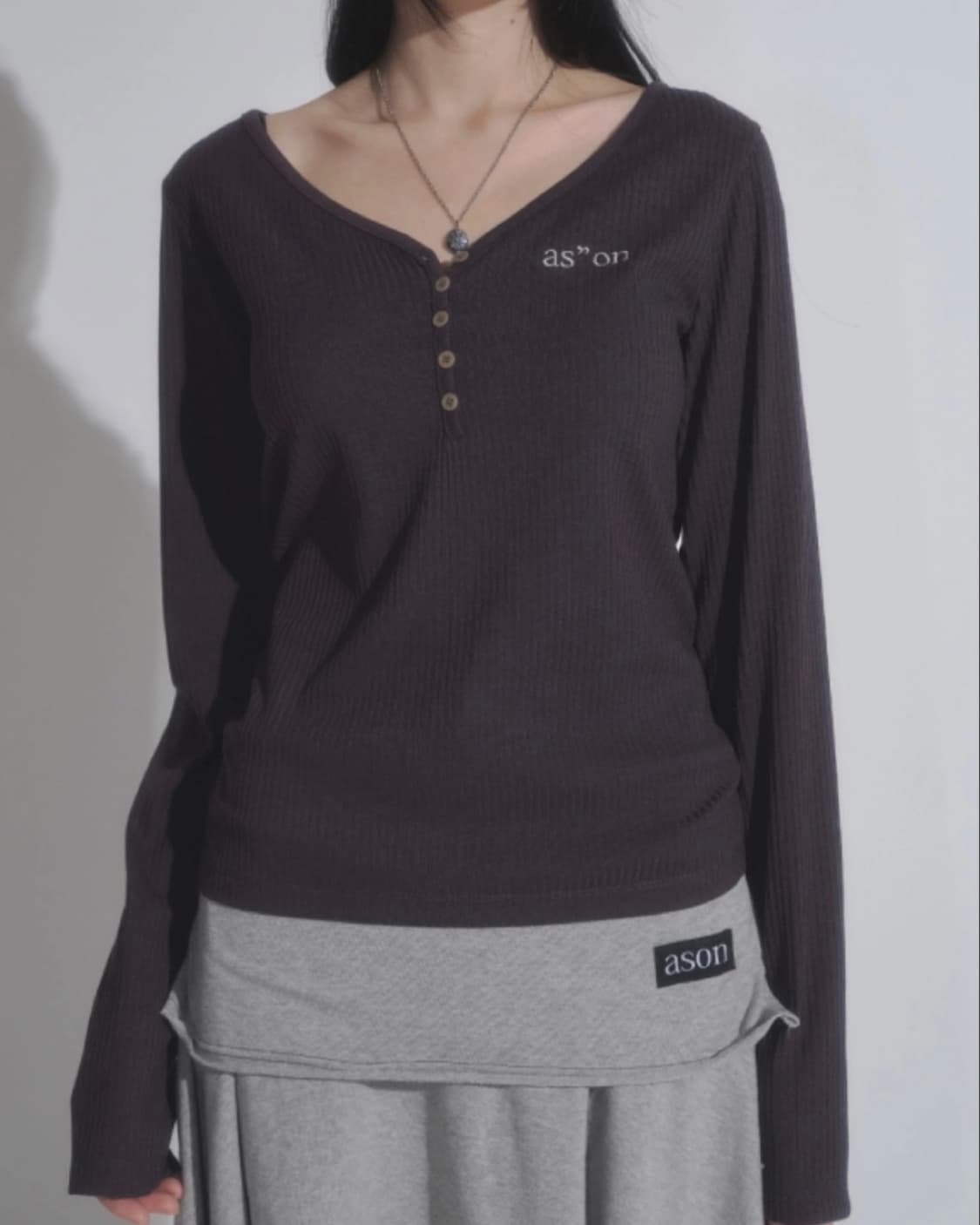 애즈온 위시 리브드 버튼 티 챠콜 상품이미지1