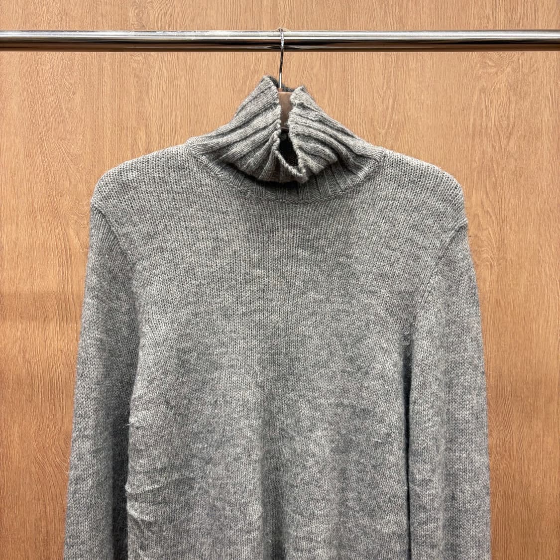 캘빈클라인 터틀넥 울 혼방 긴팔 니트 세로 골지 패턴 디테일 그레이 상품이미지4