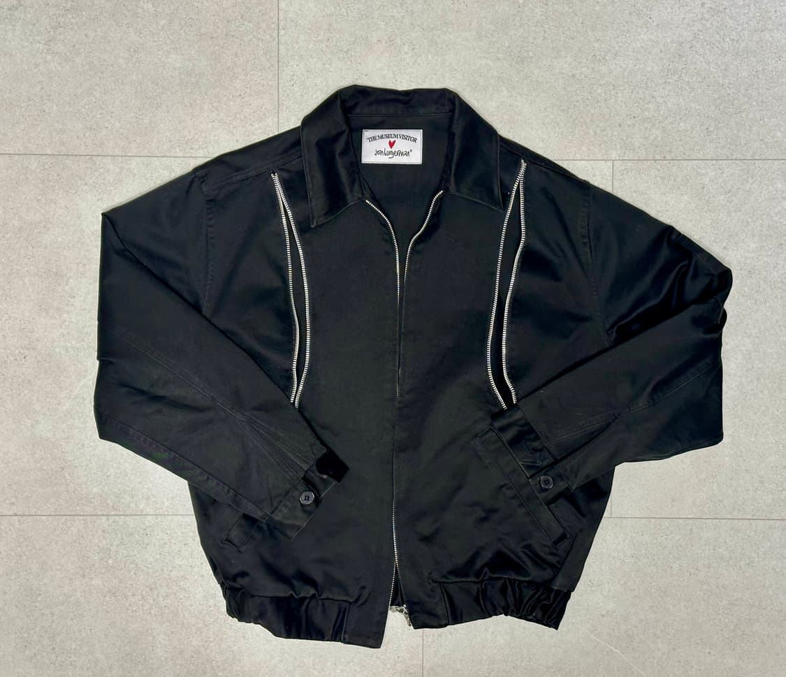 더 뮤지엄 비지터 x 존 버거맨 프린팅 커브드 지퍼 블루종 상품이미지2