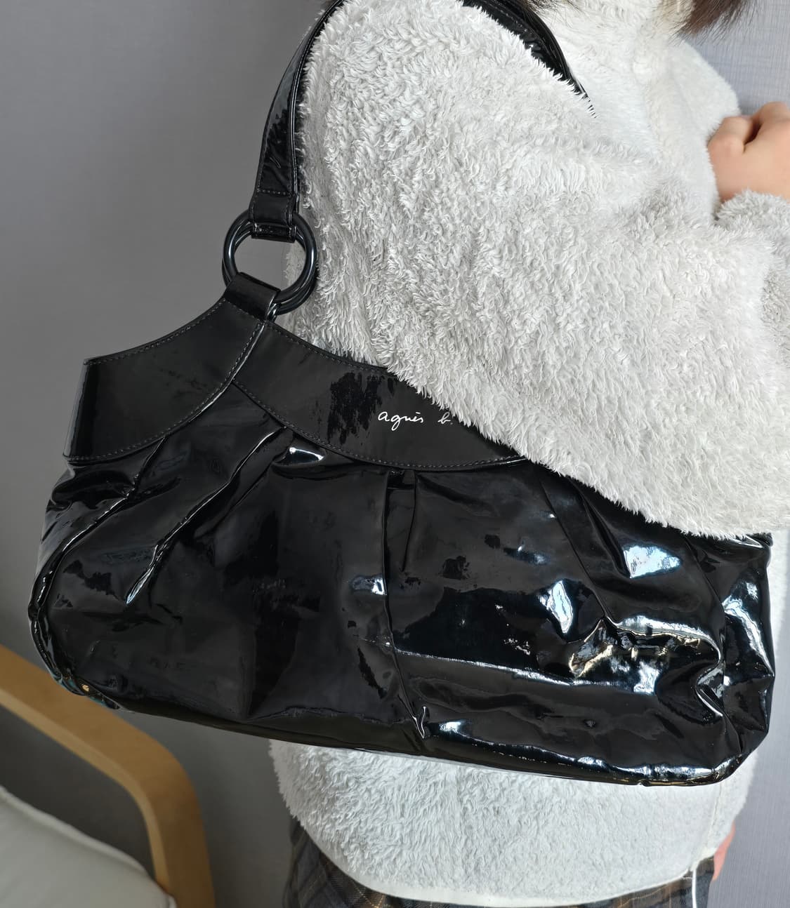 Agnes B 아네스베 블랙 에나멜 토트백 상품이미지9