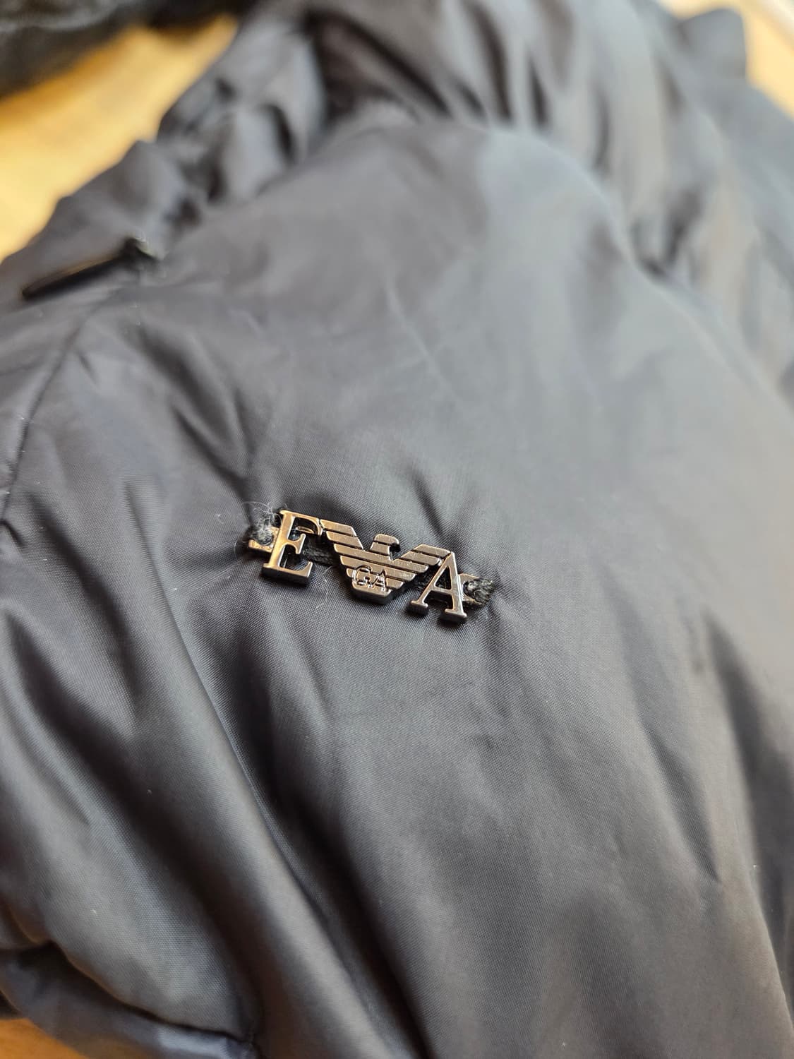 엠포리오 아르마니 블랙 패딩 판매합니다. 무난한 디자인이라 여기저기 잘  상품이미지2