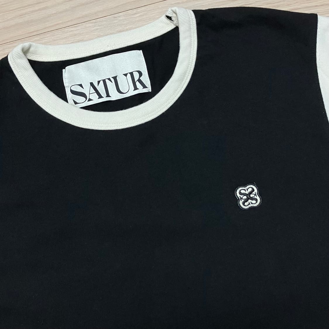 [Satur] 세터 로고 와펜 반팔 티셔츠 블랙 상품이미지3