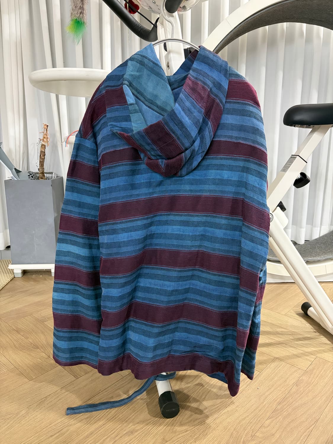 로에베 폴라 이비자 캡슐 컬렉션 블루 버건디 스트라이프 파카 상품이미지2