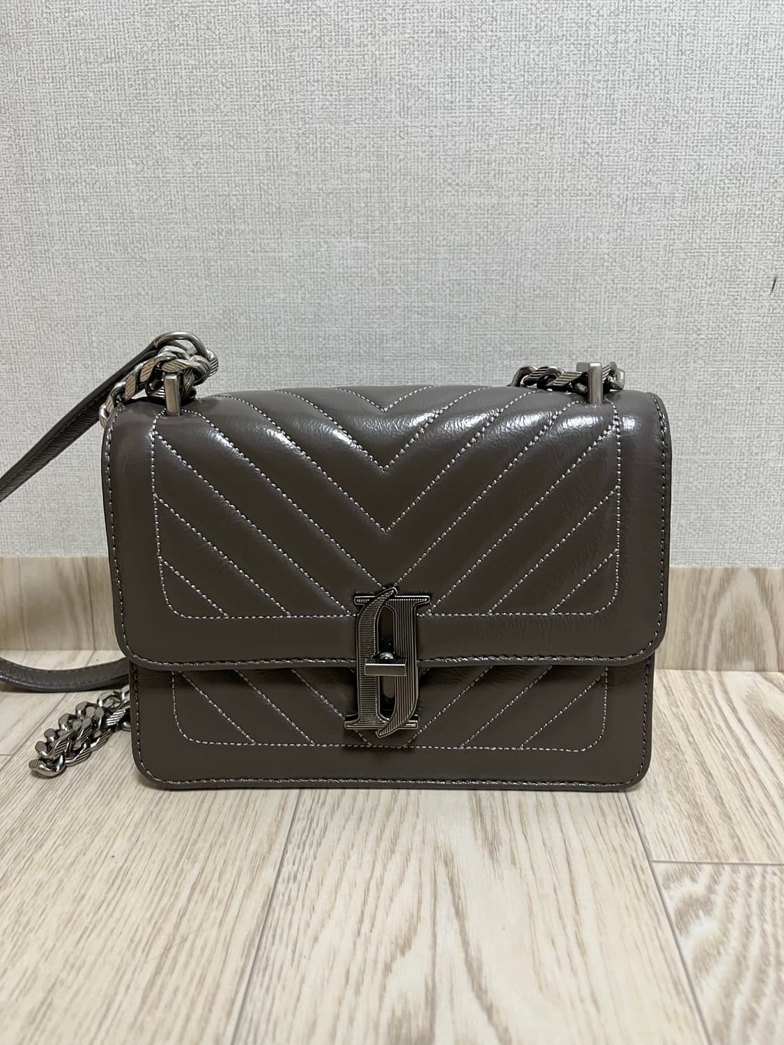 제이에스티나 조엘퀄팅백 그레이 상품이미지2