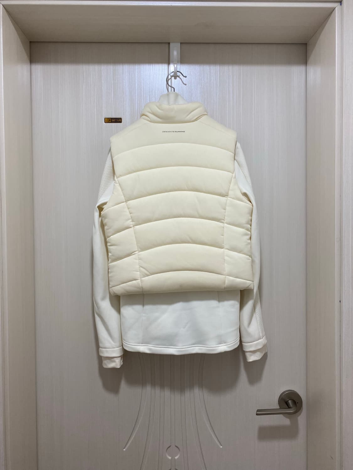 데상트 화이트 러닝 패딩 집업 36 상품이미지4