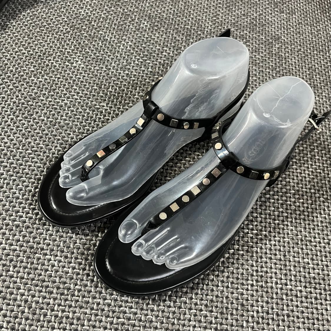 토즈 블랙 에나멜 가죽 스터드 장식 티바 쪼리 샌들 상품이미지2
