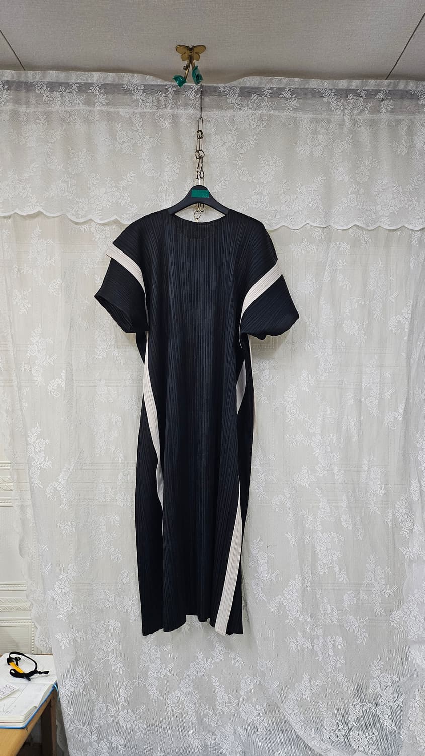 블랙 주름 화이트 라인 롱원피스  상품이미지2