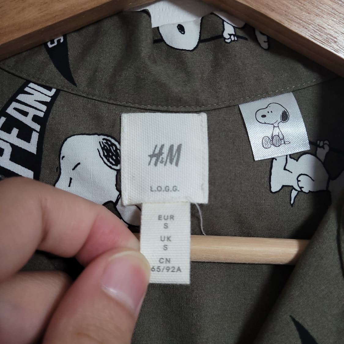 (S) H&M 에이치엔엠 스누피 반팔 셔츠 남방 카키 상품이미지2