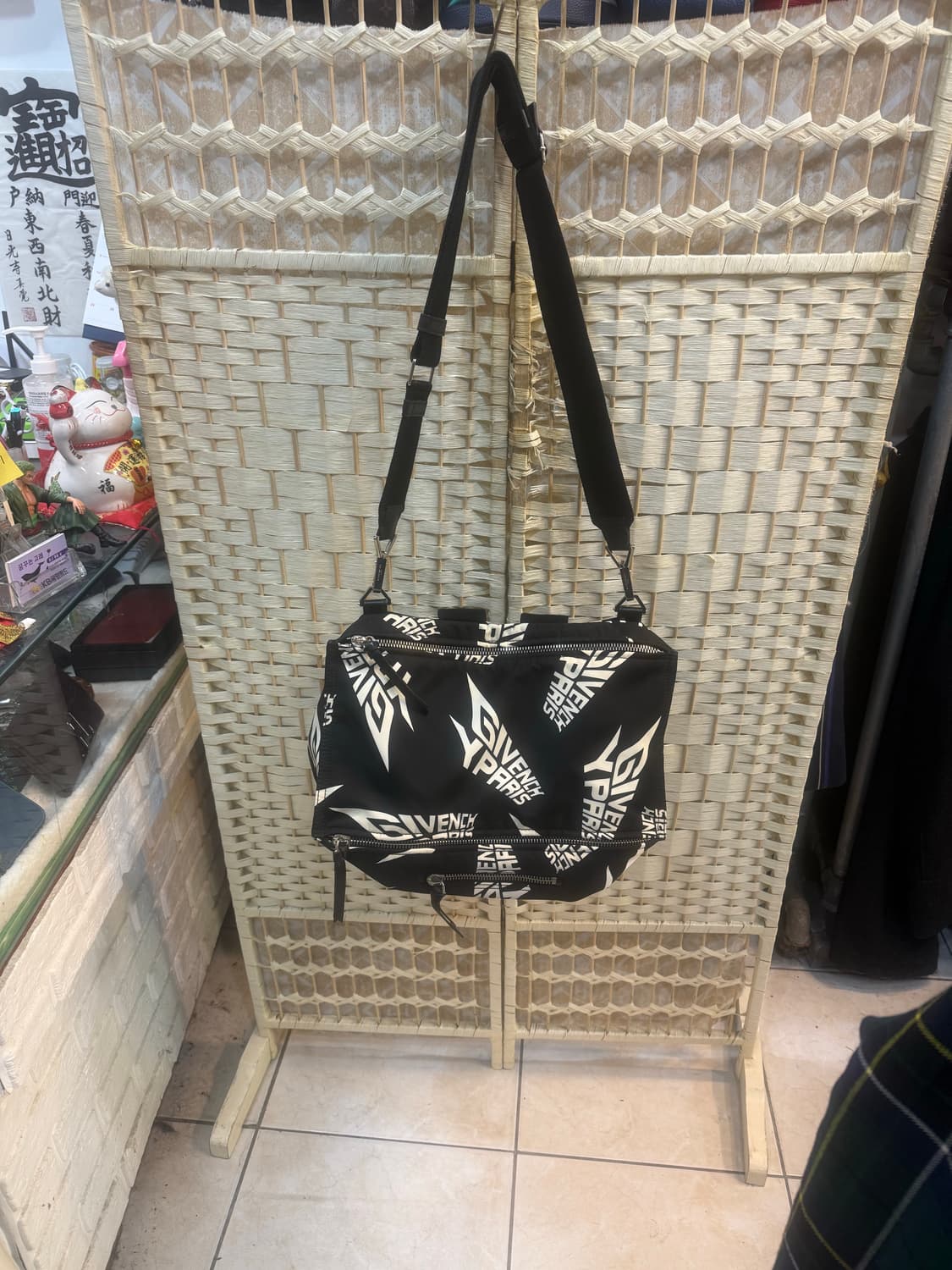 정품 지방시 나일론 판도라백 팝니다 상품이미지1