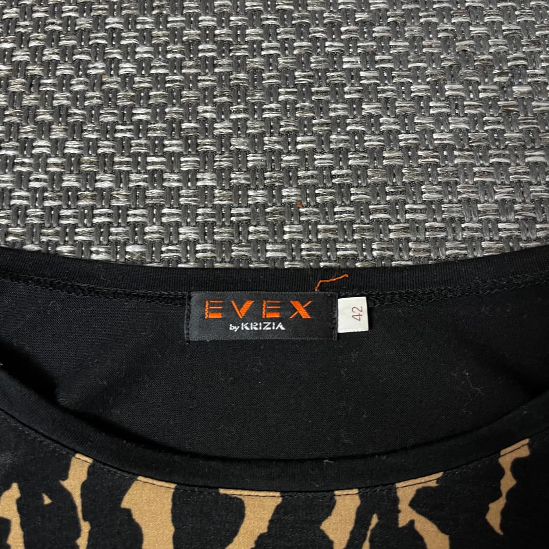 EVEX 블랙 호피 패턴 긴팔 티셔츠 42 상품이미지4