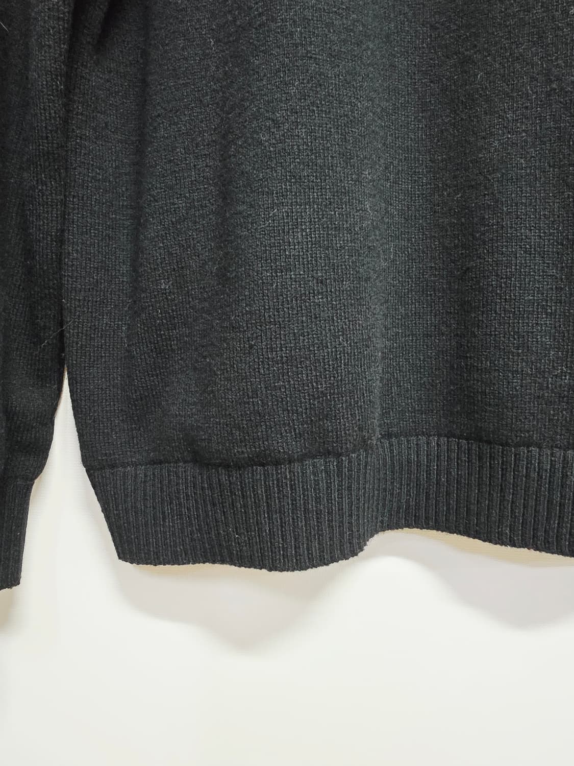 루이까스텔 블랙/레드 방풍 반집업 니트100 상품이미지3